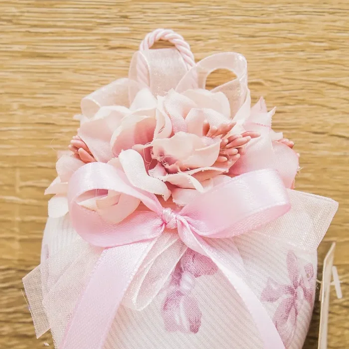 Sacchetto Cuore con Fiocchi, Fiori Rosa e Sali Profumati La Vie en Rose - immagine 2