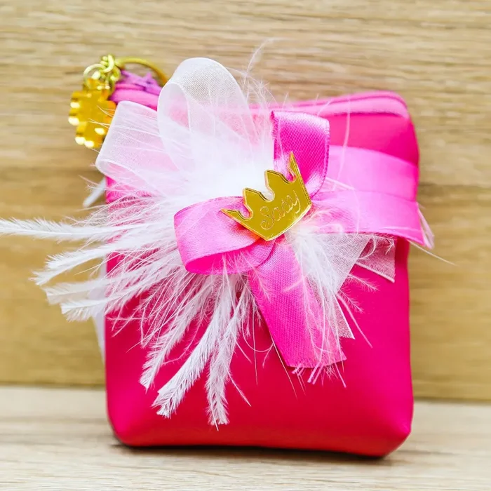 Sacchetto Fucsia con Piume, Corona Personalizzata e Portachiavi Quadrifoglio - immagine 2