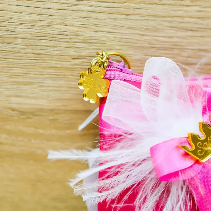 Sacchetto Fucsia con Piume, Corona Personalizzata e Portachiavi Quadrifoglio - immagine 3