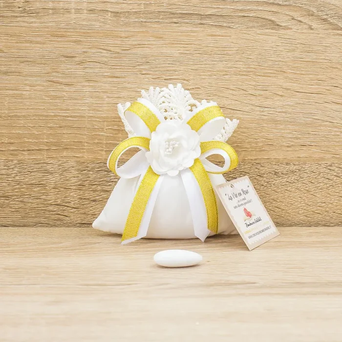 Sacchetto Pizzo con Fiore Bianco e Sali Profumati La Vie en Rose