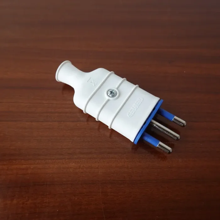 Spina mobile italiana 2P+T 10A 250V, colore bianco