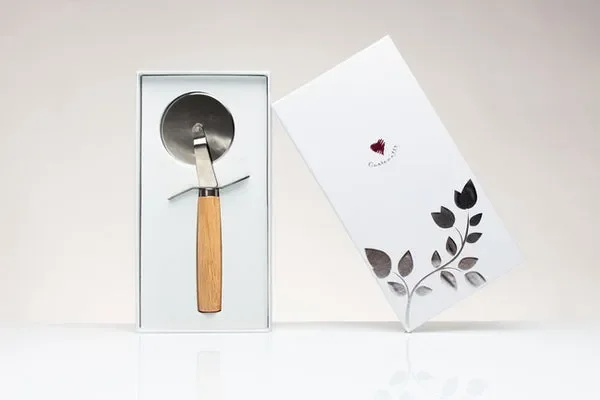 TAGLIAPIZZA IN METALLO CON MANICO IN LEGNO CON ASTUCCIO Saldi