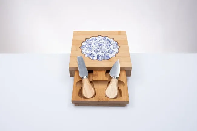 TAGLIERE SCATOLA IN LEGNO CON 2 COLTELLI FREGIO IN CERAMICA BLU (16x16cm)