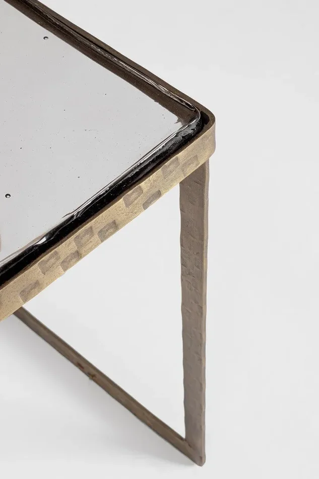 TAVOLINO IN METALLO MARTELLATO,PLACCATO ED ANTICATO IN OTTONE CON PIANO IN VETRO (42a – 29b – 42h) - immagine 2