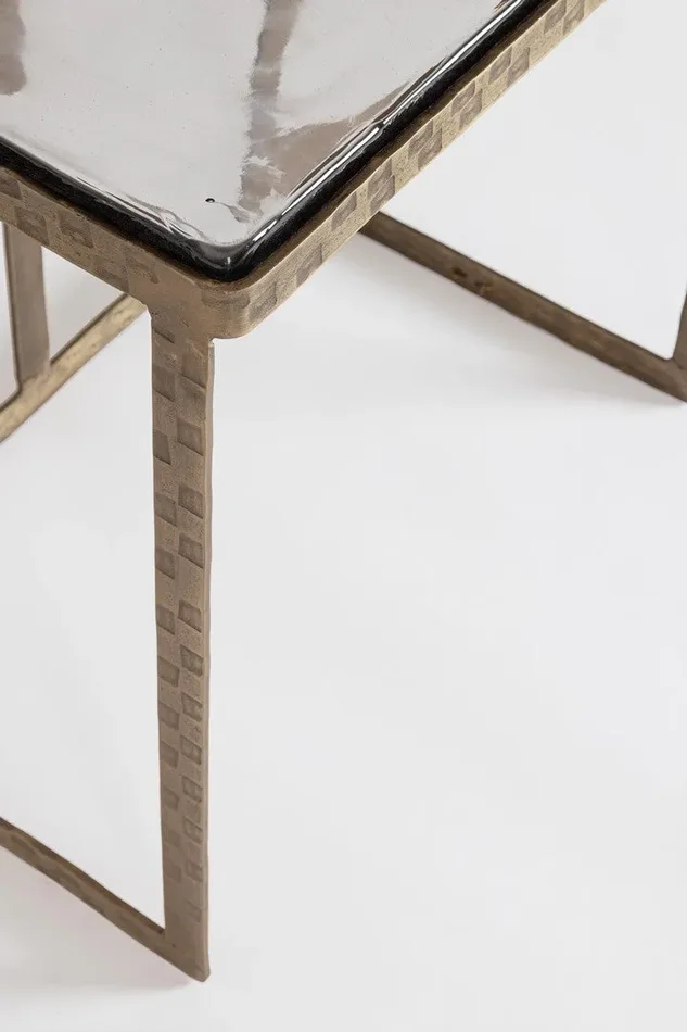 TAVOLINO IN METALLO MARTELLATO,PLACCATO ED ANTICATO IN OTTONE CON PIANO IN VETRO (48a – 33b – 50h) - immagine 2