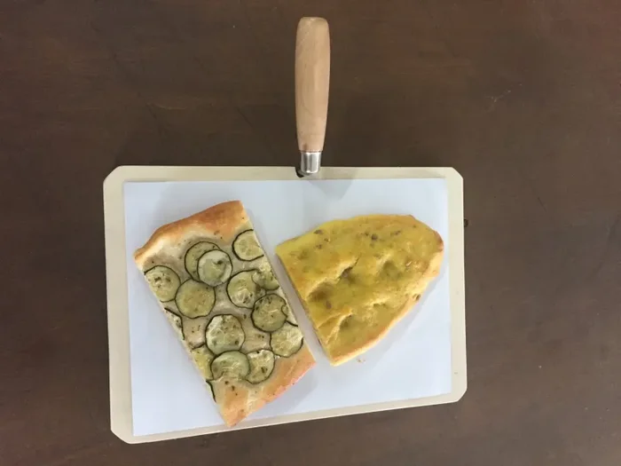 Vassoio in legno con cazzuola